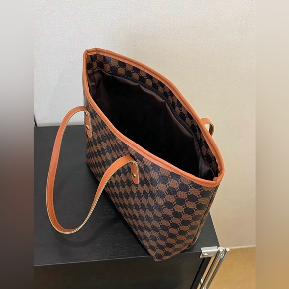 Large Capacity Minimalist Tote
Bag With Check Pattern & Rivet
Decoration - Picture 6 of 8